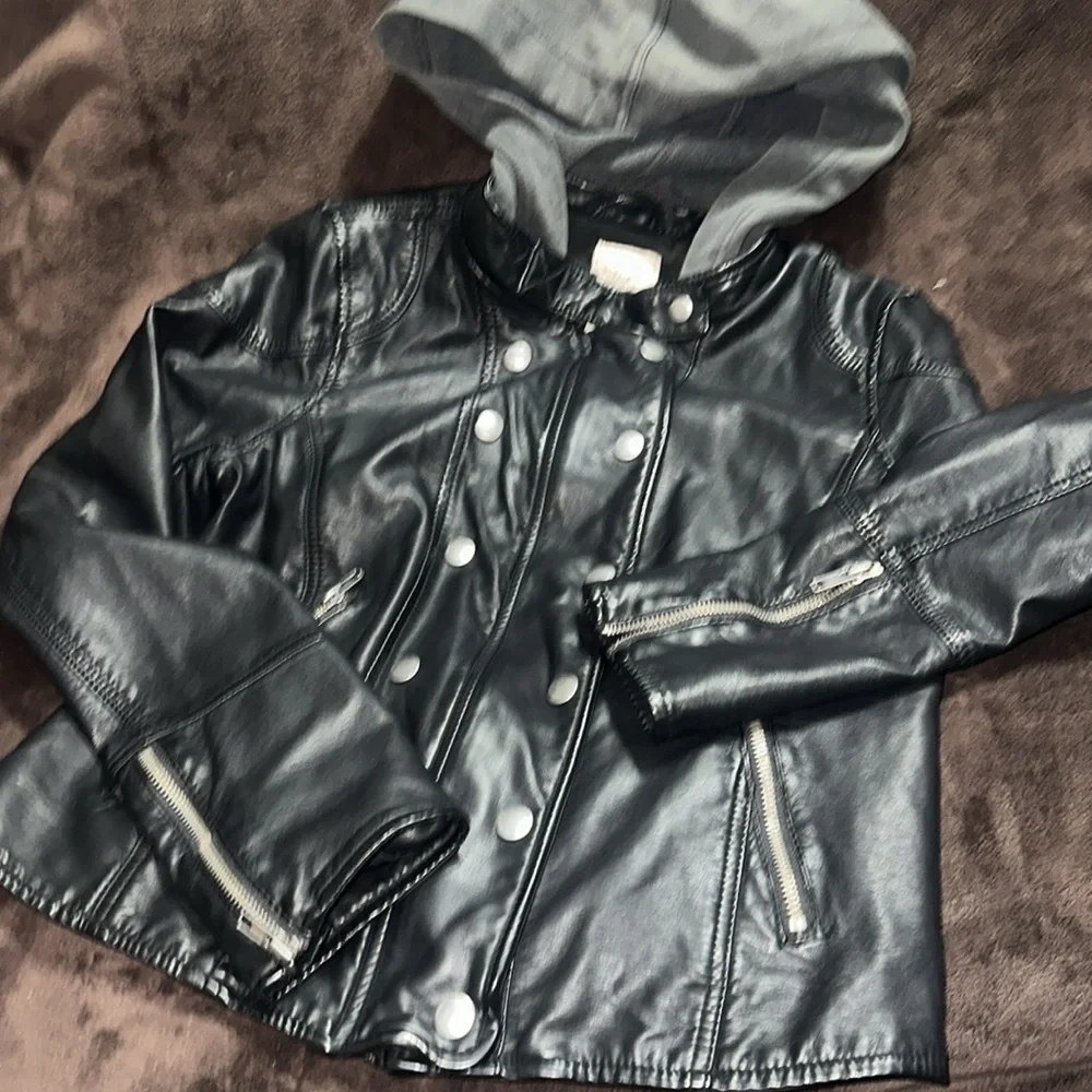 WE THE FREE: FREE PEOPLE BLACK VEGAN LEATHER JACKET WITH HOOD. Women’s Medium. - Picture 9 of 9